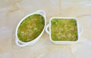 Užpilkite viską sultiniu ir padėkite į šaldytuvą kelioms valandoms, kad sustingtų.