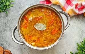 Ščius pagardinkite pipirais, įdėkite lauro lapą ir virkite dar penkias minutes ant silpnos ugnies.