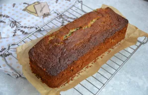 Kepkite keksą apie 50 minučių iki iškepimo, tikrinkite mediniu iešmeliu - jis turi būti sausas. Išimkite keksą iš formos po 10-15 minučių...