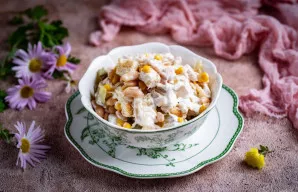 Patiekite porcijomis lėkštėse.