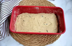 Supilkite tešlą į kepimo formą ir išlyginkite paviršių.