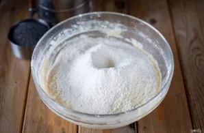 Minkykite, kol tešla taps minkšta, lygi, elastinga ir nelips prie rankų. Suformuokite tešlos rutulį, dubenį uždenkite virtuviniu rankšluo...