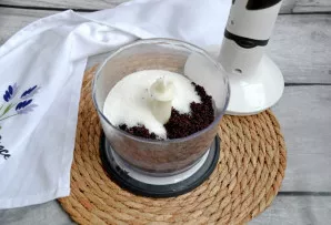 Sutrinkite aguonas su cukrumi trintuvu (blenderiu).