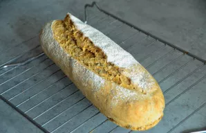 Kepkite duoną 10 minučių 250 laipsnių temperatūroje, tada sumažinkite iki 180 laipsnių ir kepkite dar 30 minučių. Atvėsinkite ant grotelių.