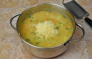 Likus 2 minutėms iki pabaigos įdėkite tarkuotą sūrį, maišykite, kol visiškai ištirps, ir išjunkite ugnį.