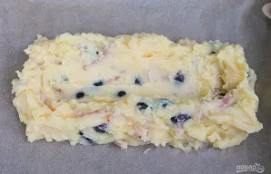 Pusę bulvių masės dedame ant kepimo popieriaus, kaip nuotraukoje.