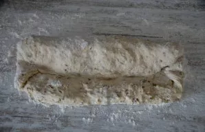 Apverskite vieną kartą ir dar kartą sujunkite kraštus.