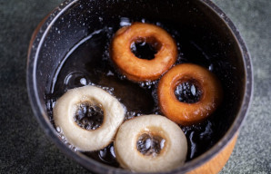 Puode storu dugnu ant vidutinės ugnies įkaitinkite augalinį aliejų ir sudėkite spurgų ruošinius. Kepkite iki gražios auksinės spalvos. Iš...