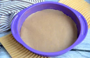 Įkaitinkite orkaitę iki 180 °C režimu „viršus-apačia“. Paruoškite 22-24 cm skersmens kepimo formą. Formos dugną išklokite kepimo popieriumi.