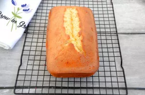 Kepkite keksą apie 45 minutes, kol iškeps. Iškepimą patikrinkite mediniu pagaliuku. Atvėsinkite keksą ant grotelių.