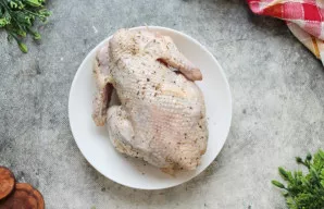 Visą vištą aptepkite augaliniu aliejumi ir įtrinkite prieskoniais. Aš naudojau Provanso žoleles, bet galite rinktis pagal savo skonį. Kad...