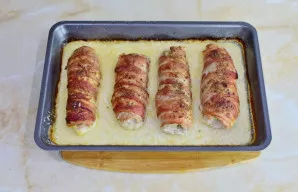 Iškepę vyniotiniai šiek tiek susitrauks ir parus. Išimkite iš orkaitės.