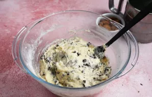 Gerai išmaišykite, kad šokoladas tolygiai pasiskirstytų tešloje.