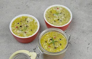 Paruoštus indelius su paštetu dėkite į šaldytuvą. Tokiu būdu laikomas paštetas išsilaiko iki 3 parų.