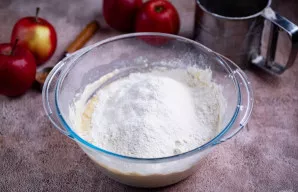 Miltus sijokite dalimis ir maišykite šaukštu.