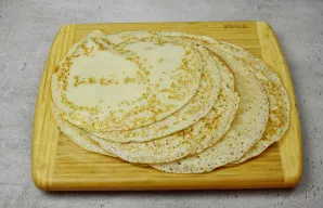 Iškeptus blynus sudėkite į krūvelę. Galite patiekti karštus su įvairiais priedais arba įdaryti pagal skonį. Laikymui pirmiausia visiškai ...