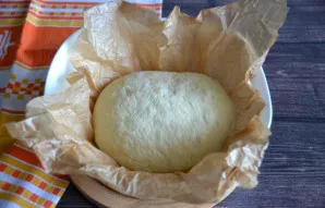 Uždėkite tešlą į paruoštą dubenį “siūle” žemyn.