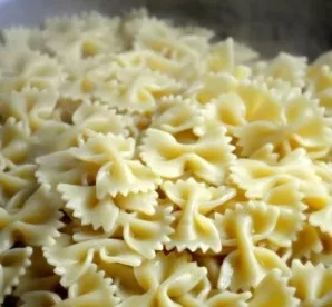 Kai tik padažas gerai išmaišomas, į jį galima įpilti virtų al dente (paruoštų, bet nevirtų, šiek tiek aštrių) makaronų. Turėjau farfalle ...