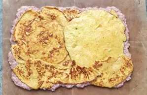 Kepimo skardą išklokite kepimo popieriumi arba kepimo kilimėliu ir paskleiskite maltą mėsą 5–7 mm storio sluoksniu. Ant viršaus sudėkite ...