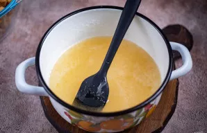 Ant silpnos ugnies kaitinkite, kol cukrus visiškai ištirps, vis pamaišydami mentele. Sirupas paruoštas.