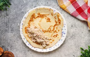 Įdarą padalinkite pagal blynų skaičių. Ant kiekvieno blyno krašto dėkite įdaro.