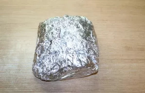 Vyniokite į kelis sluoksnius folijos. Ir dėkite į įkaitintą orkaitę iki 200 laipsnių 50–60 minučių. Stebėkite pagal savo orkaitę.