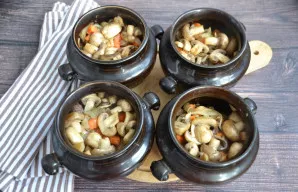 Ant daržovių sudėkite apkepintus pievagrybius.