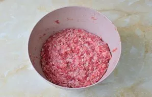Sumaišykite visus ingredientus iki vientisos masės ir plakite mišinį į dubens dugną, kad jis taptų tirštesnis.