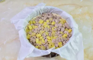 Ant tešlos sudėkite paruoštą įdarą.