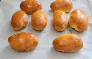 Paruošti pyragėliai padidės ir įgaus auksinę spalvą. Sudėkite juos į dubenį ir uždenkite rankšluosčiu, kad šiek tiek garuotų – taip jie b...