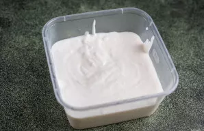 Gautą masę perkelkite į maistinį indą su dangčiu ir padėkite į šaldiklį. Pirmas 2 valandas plakite ledus kas 25–35 minutes. Tada palikite...