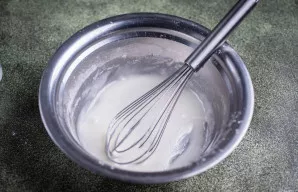 Šluotele intensyviai maišykite, kol gausite vientisą, baltą, pakankamai tirštą glajų.