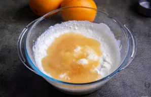 Skystą želatiną supilkite į varškės masę.