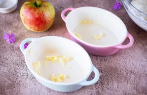 Kepimo formeles patepkite sviesto gabalėliu.