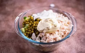 Įdėkite majonezo ir grietinės, įberkite maltų juodųjų pipirų ir druskos. Viską sumaišykite šaukštu. Salotas valandai palaikykite šaldytuv...