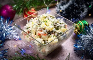 Salotas sudėkite į gražų salotų dubenį ir patiekite.