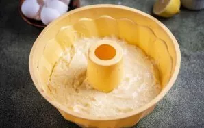 Sudėkite tešlą į kepimo formą. Aš turiu silikoninę formą, todėl jos netepiu riebalais.