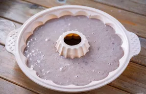 Paruoštą tešlą supilkite į kepimo formą ir dėkite į iš anksto iki 180 °C įkaitintą orkaitę 35-40 min. kepti.