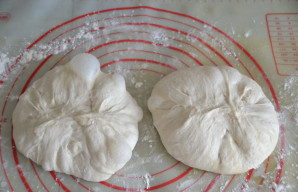 Padalinkite tešlą į 2 dalis ir suformuokite rutulius. Matysite, kokie dideli oro burbuliukai susiformavo tešloje.