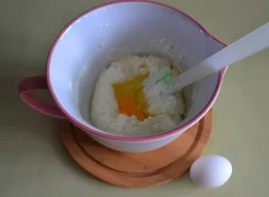 Į sūrio masę po vieną įmaišykite 2 kiaušinius.