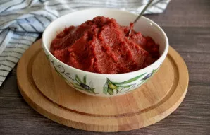 Paruošta pomidorų pasta turi būti gana tiršta ir neturėti perteklinės drėgmės.