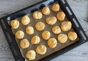 Pasibaigus laikui, išimkite bandeles iš orkaitės. Jos turėtų būti auksinės spalvos. Atvėsinkite.