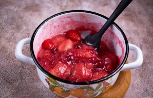 Puodelį su sutirštėjusia uogų mase nukelkite nuo viryklės ir leiskite jai visiškai atvėsti - tai bus įdaras.