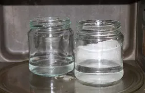 Stiklainius kruopščiai nuplaukite karštu vandeniu su soda ir sterilizuokite. Virkite dangtelius 10 minučių.
