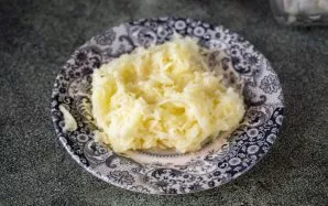 Nulupkite obuolį ir stambiai sutarkuokite.