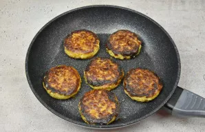 Keptuvę įkaitinkite vidutine ugnimi, supilkite augalinį aliejų ir apkepkite kotletus iš abiejų pusių, kol gražiai apskrus. Iki pilno paru...