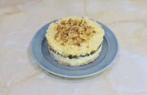 Salotų viršų pabarstykite graikiniais riešutais.