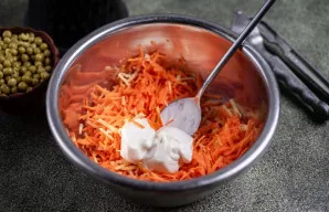 Įdėkite 2 valg. šaukštus majonezo.