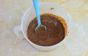 Palaipsniui šokoladas ištirps. Kad masė būtų vientisa, galite ją perplakti rankiniu trintuvu. Tuomet uždenkite šokoladinę masę plėvele „k...