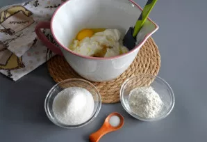 Į dubenį suberkite cukrų, krakmolą ir druską.